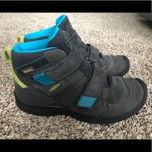 Keen boys boots Size 5